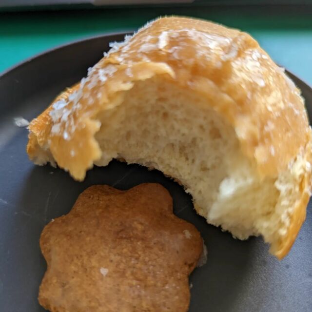 Il faut bien que je goûte avant non ? 😅
Cette tradition me fait retomber chaque année en enfance, auprès de mon père qui nous a transmis avec amour et application cet héritage de mon Alsace natale. 💝
Aujourd'hui est donc un jour très spécial pour moi : une journée de fabrication de Manalas Kougelhopf et autre Bredalas avec la joie de partager ce moment avec les résidents de mon quartier ce soir, et demain avec les clients de la Librairie Nouvelle Page (merci Valérie 🙏❤️)
Alors trêve de mots, les pâtes doivent encore être battues, levées, moulées et cuites pour que la soirée soit belle ! 
Joyeuse St Nicolas et Bonne Fête à tous les Nicolas 😍